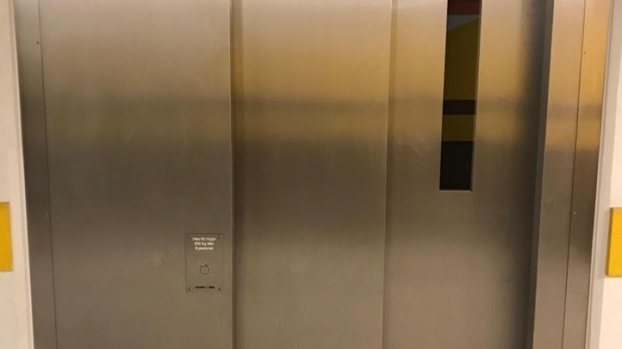 Hissdörrens utseende på våningsplanen.